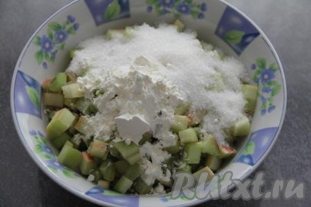 К ревеню добавить сахар и крахмал, перемешать и начинка для слоек готова. Крахмал нужен для того, чтобы сок, выделившийся из ревеня в процессе выпечки слоек, не размочил слоёное тесто.