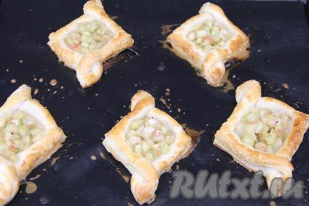 Выпекать слойки с ревенем минут 20-25 минут (до подрумянивания слоёного теста) при температуре 200 градусов.