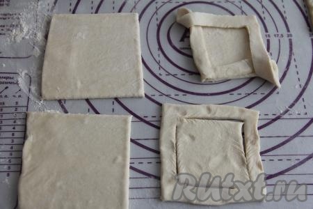 Квадрат из слоёного теста надрезать с двух сторон, как на фото, затем перекинуть надрезанные полоски теста с одной стороны на другую, получатся бортики. 