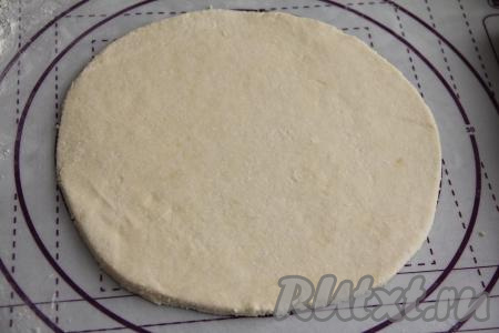 Тесто разделить на три части. Каждую часть теста на посыпанной мукой поверхности раскатать в круг.