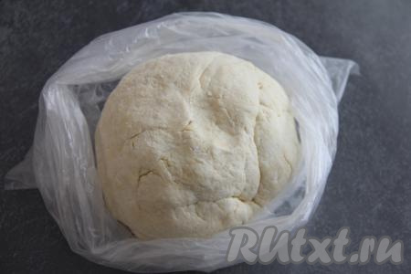 Тесто поместить в пакет и убрать в холодильник на 1 час.