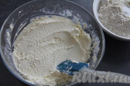 Пробить творог, сахар и масло погружным блендером до однородности.