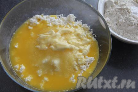 Соединить творог, сахар и растопленное масло.