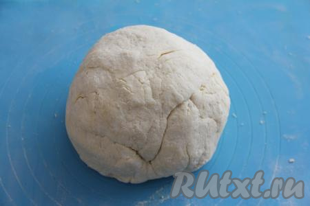Постепенно добавляя оставшуюся муку, замесить мягкое и нежное тесто, не липнущее к рукам. Ориентируйтесь не на количество муки, указанное в ингредиентах, а на консистенцию замешиваемого творожного теста.