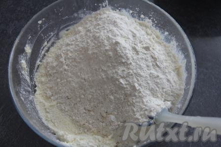 В получившуюся массу добавить разрыхлитель, соль, половину просеянной муки, перемешать лопаткой до однородности.