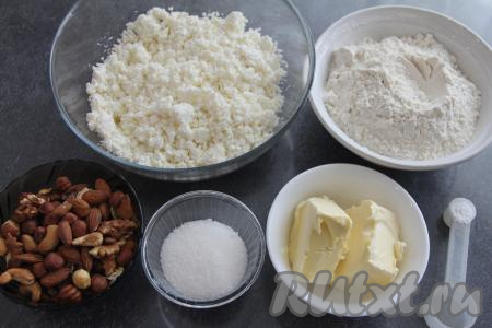 Подготовить продукты для приготовления творожного печенья с орехами. Растопить сливочное масло (я растопила в микроволновке), дать ему немного остыть.