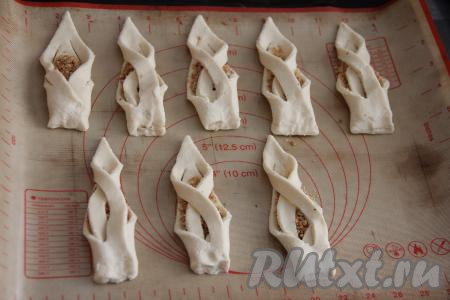 На противень, застеленный тефлоновым ковриком (или бумагой для выпечки), выложить заготовки печенья.&nbsp;