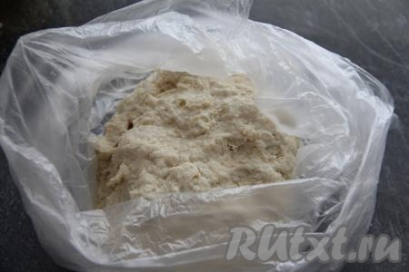  Тесто должно получиться мягким, не липнущим, поместить его в пакет и оставить на кухонном столе на 30 минут.