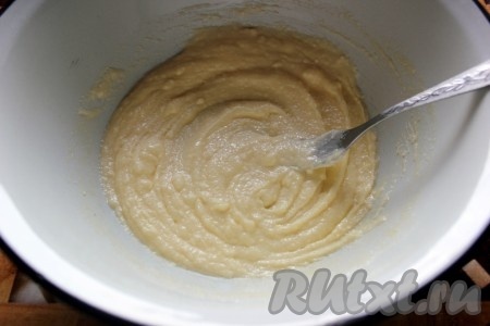 Разотрите масло с сахарами.