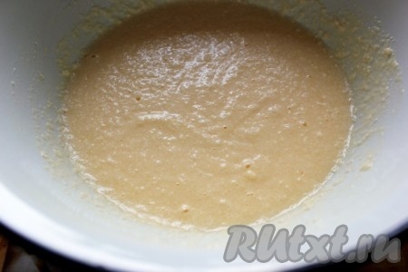 Яйца взбейте, добавьте в миску с масляной смесью и равномерно перемешайте.