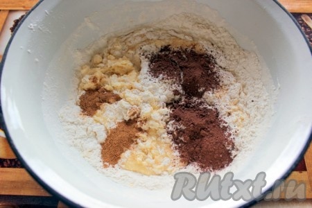 Добавьте просеянную муку, разрыхлитель, корицу и какао, перемешайте.