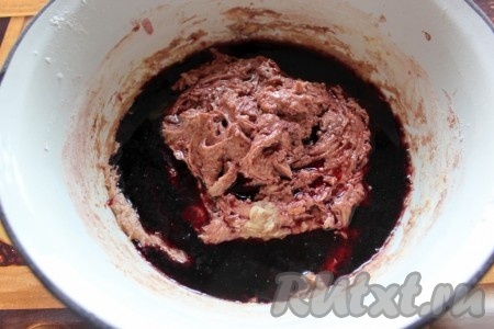 Затем влейте красное вино или виноградный сок и тщательно перемешайте.