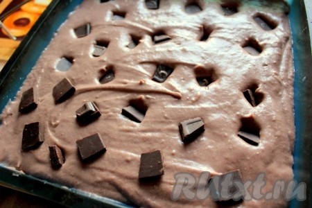 Тесто переложите в форму и вдавите в него кусочки шоколада.