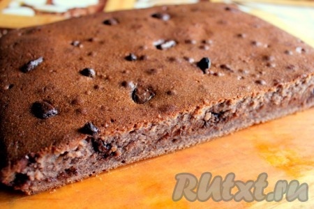 Выпекайте пирог с шоколадной начинкой в разогретой духовке при 180 градусах около 45 минут (но зависит от духовки и высоты формы).
