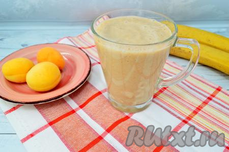 Вкуснейший, ароматный смузи, приготовленный с абрикосами и бананом, сразу разлить по стаканам и можно наслаждаться полезным, сытным напитком, который вы сами приготовили.