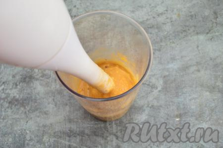 Погружным блендером пробить бананы и абрикосы до однородности (в течение 20-30 секунд).