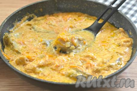 Доводим томатно-сметанный соус до кипения, затем убавляем огонь до минимума. Пробуем соус на вкус, если нужно, досаливаем и тушим минтая с овощами 25 минут.