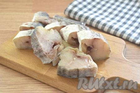 Размораживаем минтая при комнатной температуре, затем удаляем хвост, плавники и внутренности, не забывая убрать чёрную плёнку, находящуюся в брюшке рыбы. Тщательно моем рыбку, а затем нарезаем на кусочки толщиной примерно 2-2,5 сантиметра. Морковь и лук очищаем.