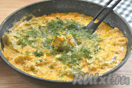 Готовую тушёную рыбу, по желанию, посыпаем измельчённой зеленью (я использовала укроп, подойдёт петрушка или зелёный лук).