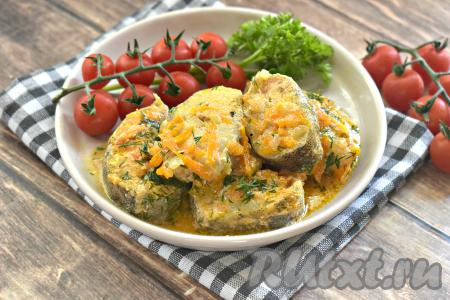 Кусочки сочного, очень вкусного минтая подаём к столу с гарниром, поливая томатно-сметанным соусом, в котором тушилась рыба.