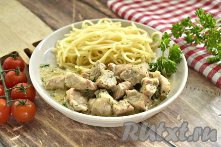 К столу нежнейшие кусочки свинины я подала с макаронами, полив сметанно-горчичным соусом, в котором тушилось мясо. Получилось вкусно и сытно!