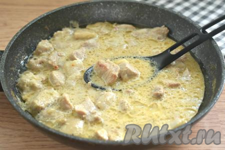 Перемешиваем содержимое сковороды и доводим до кипения. Затем убавляем огонь до минимального, сковороду накрываем крышкой и тушим свинину в сметанно-горчичном соусе 25 минут.