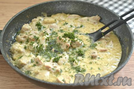 Готовое блюдо, по желанию, посыпаем измельчённой свежей зеленью (я присыпала укропом, можно посыпать петрушкой или зелёным луком).