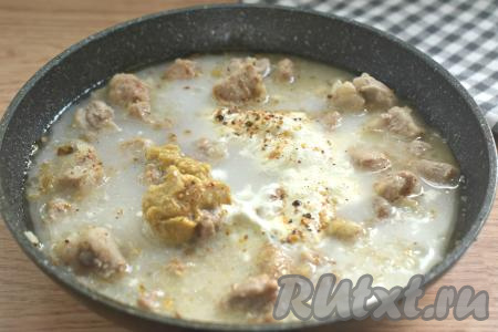 Содержимое сковороды заливаем тёплой кипячёной водой (или бульоном).