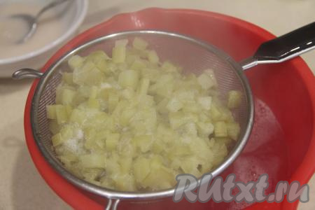 Затем процедить компот из ревеня через сито.&nbsp;