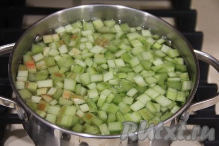 К ревеню с сахаром влить 1,5 литра воды и поставить на огонь.