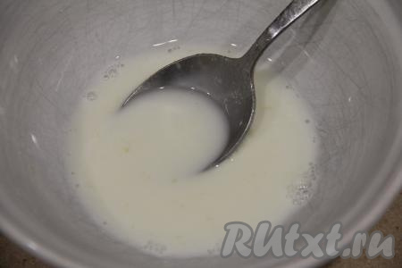 В небольшую ёмкость всыпать картофельный крахмал, влить 2 столовых ложки холодной воды, перемешать до получения однородной смеси.&nbsp;