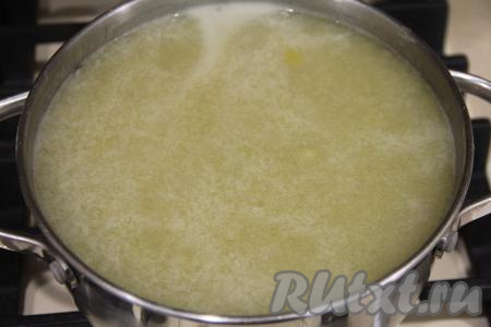 Тонкой струйкой, интенсивно перемешивая, влить крахмальную смесь в закипевший компот из ревеня, дать закипеть и проварить кисель, помешивая, 2 минуты, затем снять с огня.