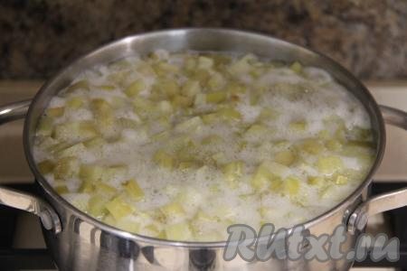 Довести до кипения и варить компот на небольшом огне 2-3 минуты.