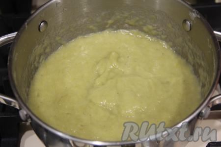 Мякоть ревеня перетереть через сито с помощью столовой ложки.