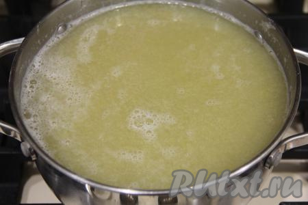 Перелить процеженный компот из ревеня в кастрюлю, добавить пюре из ревеня, перемешать, поставить на огонь, довести до кипения, уменьшить огонь до среднего.