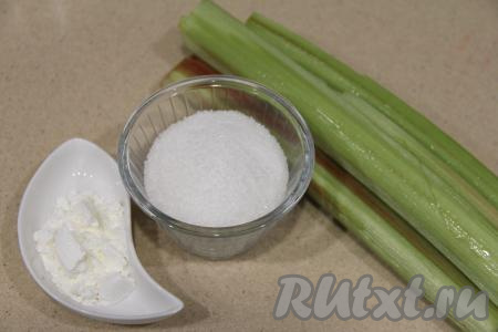 Подготовить продукты для приготовления киселя из ревеня с картофельным крахмалом. Стебли ревеня вымыть, а затем снять тонкую плёночку, покрывающую стебли.