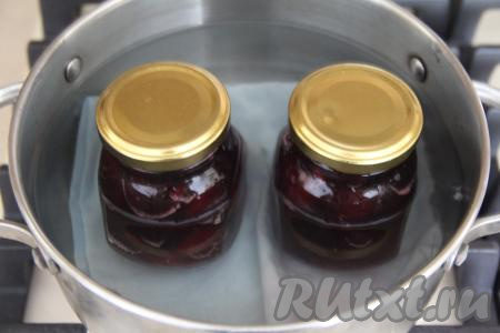 На дно кастрюли выложить небольшое полотенце, поверх него поставить баночки с черешней. Накрыть банки с ягодами крышками. Влить в кастрюлю с банками столько тёплой воды, чтобы она доходила до половины банок. Поставить кастрюлю с баночками на средний огонь. После закипания воды уменьшить немного огонь и стерилизовать банки с черешней 15 минут.
