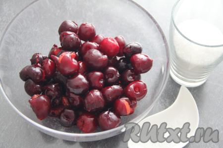 Удалить косточки из черешни.