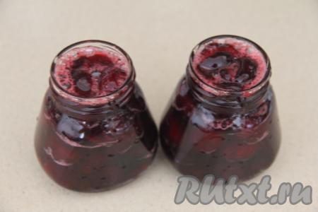 Баночки предварительно простерилизовать, крышки прокипятить. Разложить ягоды по баночкам и полностью залить выделившимся соком.