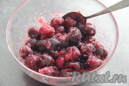 Ягоды перемешать с сахаром и лимонной кислотой. Оставить миску с черешней в сахаре на пару часов при комнатной температуре.