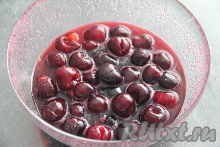 Ягоды дадут сок и сахар полностью растворится.