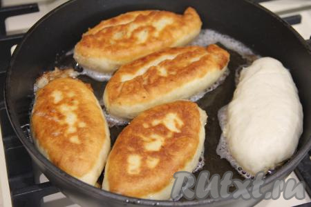 Жарить пирожки с ревенем с двух сторон до золотистого цвета.