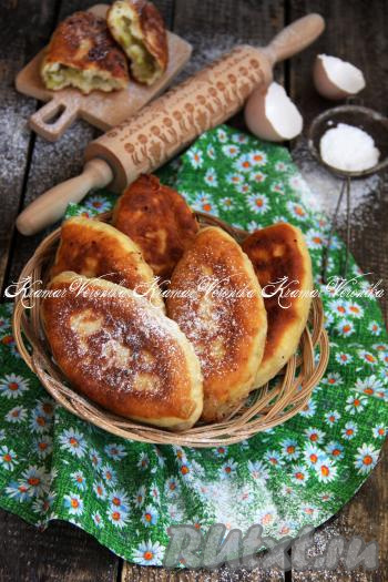Готовые пирожки переложить на бумажное полотенце, чтобы удалить излишки масла, а затем тёплыми или полностью остывшими можно подавать к столу.