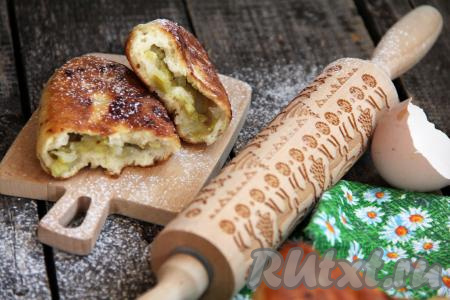 Жареные пирожки с ревенем, приготовленные из теста, замешанного на кефире, получаются пышными, вкусными и аппетитными, они станут замечательным дополнением к чаю!