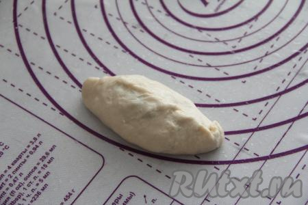 Накрыть начинку тестом и хорошо скрепить края, формирую пирожок.