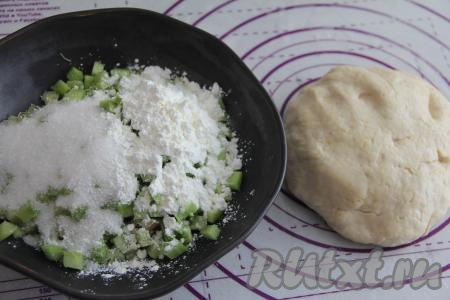 Накрыть тесто полотенцем и оставить на столе на 30 минут. Подготовленный ревень нарезать на маленькие кубики, переложить в миску, добавить сахар и крахмал, перемешать и начинка для пирожков готова.