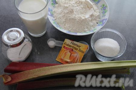 Подготовить продукты для замешивания теста для жареных пирожков. Стебли ревеня промыть. Снять тонкую плёнку по всей длине каждого стебля.