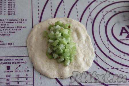 Тесто разделить на 8 частей и раскатать каждую часть на присыпанной мукой поверхности в овал. Можно руки смазать маслом и просто растянуть кусочки теста в овал. Выложить в середину каждого овала 1,5 столовых ложки начинки.