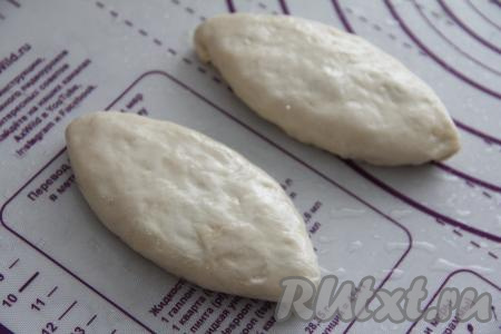 Аналогично сформировать все 8 бездрожжевых пирожков с ревенем.