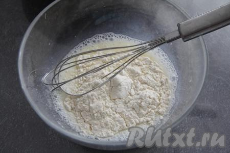 Всыпать муку и перемешать кляр до однородного состояния. Кляр будет напоминать достаточно густую сметану.